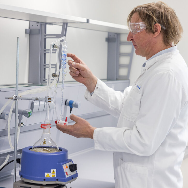 Extraktion der ätherischen Öle aus Lavendel und Kamille mit Hilfe der Wasserdampfdestillation (Neoclevenger Apparatur)
