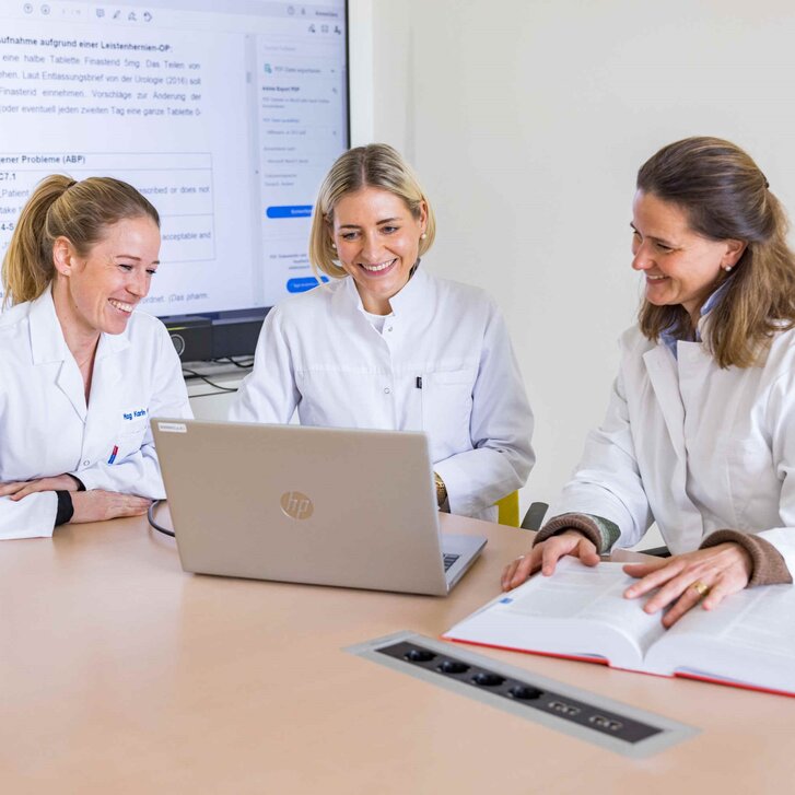 Klinische Pharmazeutinnen besprechen das Medikamentenmanagement eines Patienten