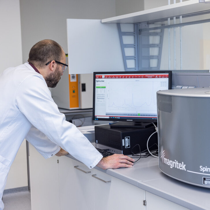 Arbeiten am Benchtop NMR zur Reaktionskontrolle von Synthesen