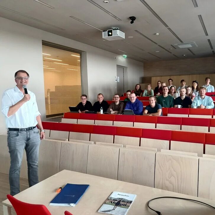 Leiter des Instituts Palliative Care spricht im Hörsaal 