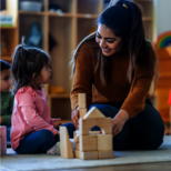 Kindergärtnerin mit Kind