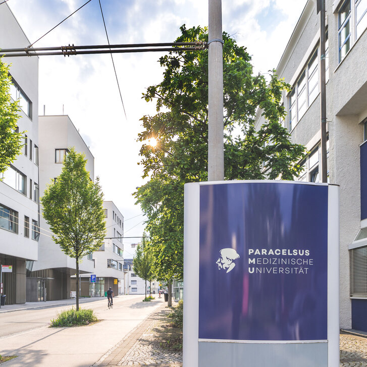 Eingangsschild der Paracelsus Universität vor Haus B Eingangsschild mit PMU-Logo vor Haus B