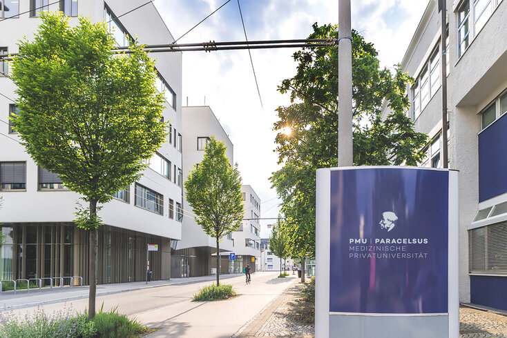 Eingangsschild mit PMU-Logo vor Haus B