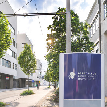 Eingangsschild mit PMU-Logo vor Haus B