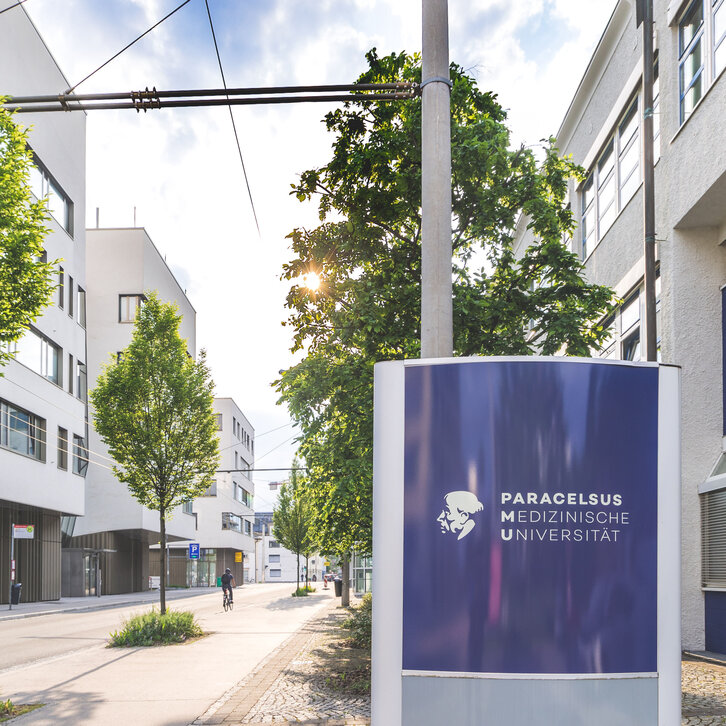 Eingangsschild mit PMU-Logo vor Haus B