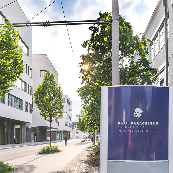 Eingangsschild mit PMU-Logo vor Haus B