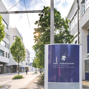 Eingangsschild mit PMU-Logo vor Haus B