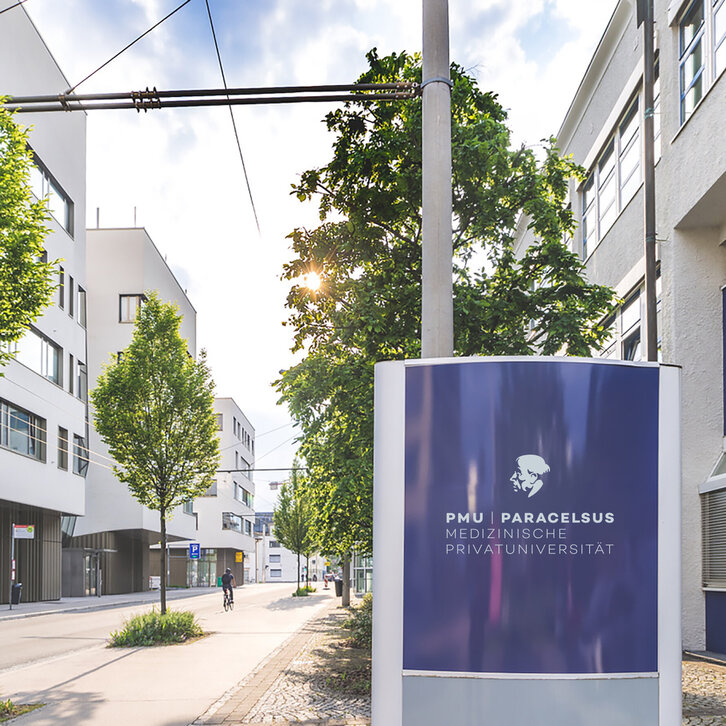 Eingangsschild mit PMU-Logo vor Haus B