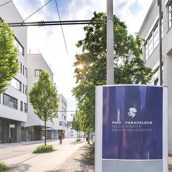 Eingangsschild mit PMU-Logo vor Haus B