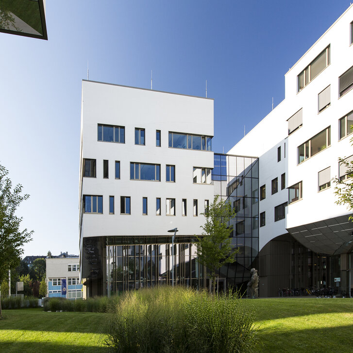 Außenaufnahme des Lehr- und Forschungsgebäudes Haus C am PMU Campus im Sommer