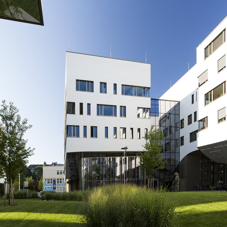 Außenaufnahme des Lehr- und Forschungsgebäudes Haus C am PMU Campus im Sommer