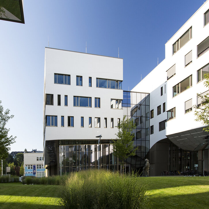 Außenaufnahme des Lehr- und Forschungsgebäudes Haus C am PMU Campus im Sommer