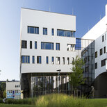 Außenaufnahme des Lehr- und Forschungsgebäudes Haus C am PMU Campus im Sommer