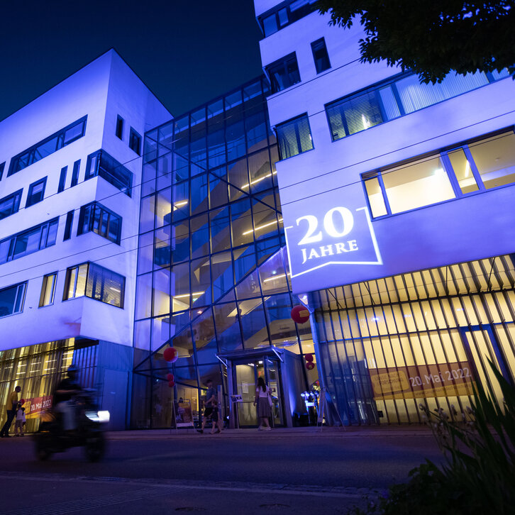 Lehr- und Forschungsgebäude der Paracelsus Medizinischen Privatuniversität bei Nacht