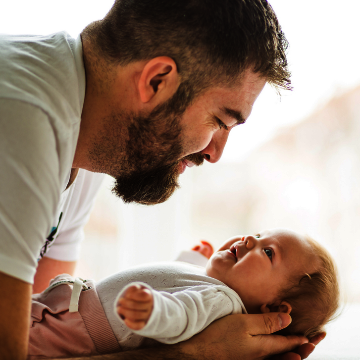 Neue Studie „It’s Daddy’s Turn” zeigt, wie Väter bereits mit Neugeborenen kommunizieren