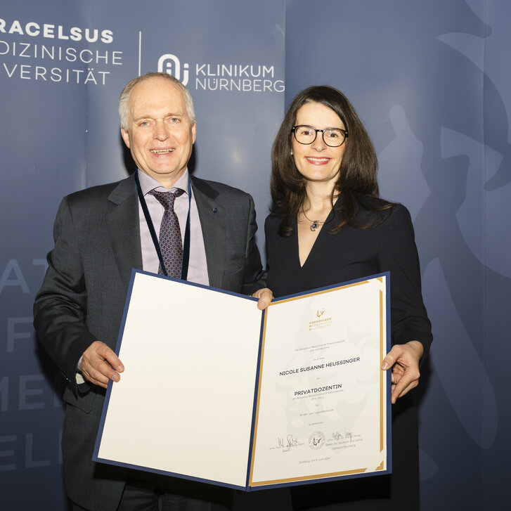 Ein Alumni erzählt von seiner ungewöhnlichen Karriere, dazu regnet es akademische Auszeichnungen: Mit ihrer Akademischen Feier für Humanmedizin hat die Paracelsus Medizinische Privatuniversität (PMU) in Nürnberg ihr Jubiläumsjahr 2024 abgerundet. Ein Alumni erzählt von seiner ungewöhnlichen Karriere, dazu regnet es akademische Auszeichnungen: Mit ihrer Akademischen Feier für Humanmedizin hat die Paracelsus Medizinische Privatuniversität (PMU) in Nürnberg ihr Jubiläumsjahr 2024 abgerundet.