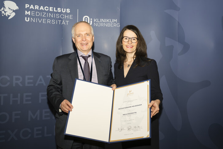 Ein Alumni erzählt von seiner ungewöhnlichen Karriere, dazu regnet es akademische Auszeichnungen: Mit ihrer Akademischen Feier für Humanmedizin hat die Paracelsus Medizinische Privatuniversität (PMU) in Nürnberg ihr Jubiläumsjahr 2024 abgerundet.