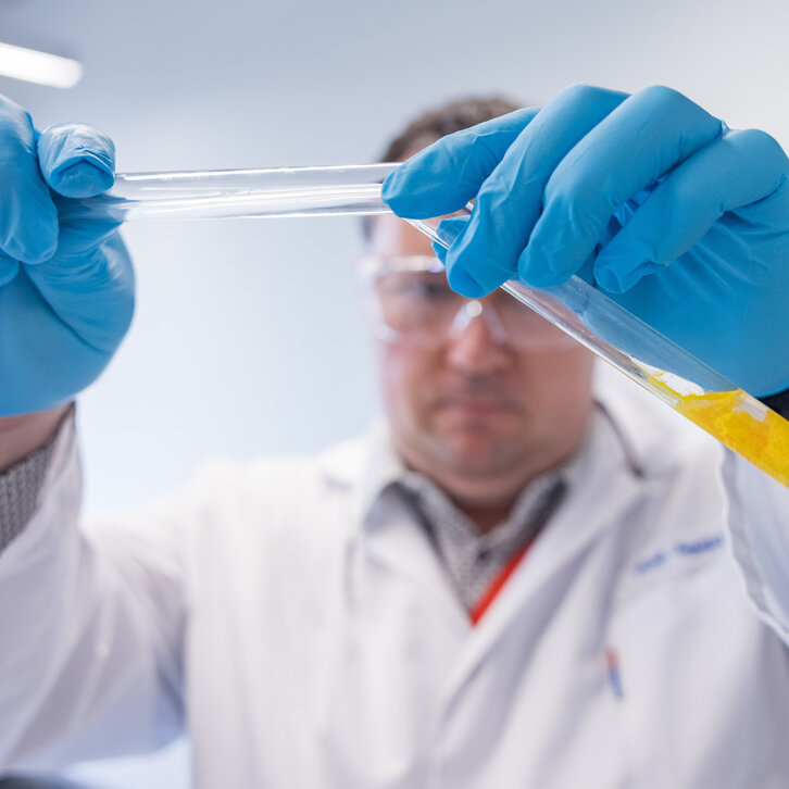 Student forscht im Labor an der PMU