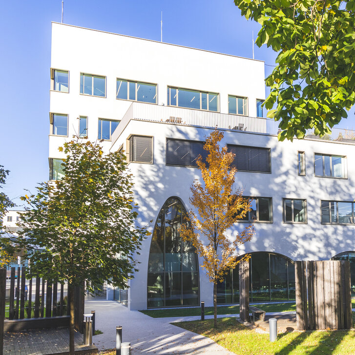 PMU Haus D im Frühling Lehr- und Forschungsgebäude Haus D im Frühling