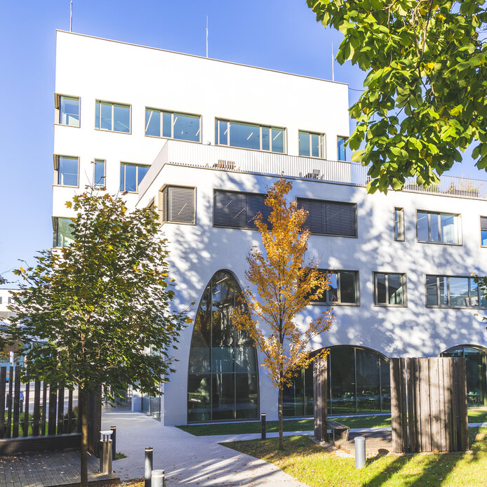 Lehr- und Forschungsgebäude Haus D im Frühling