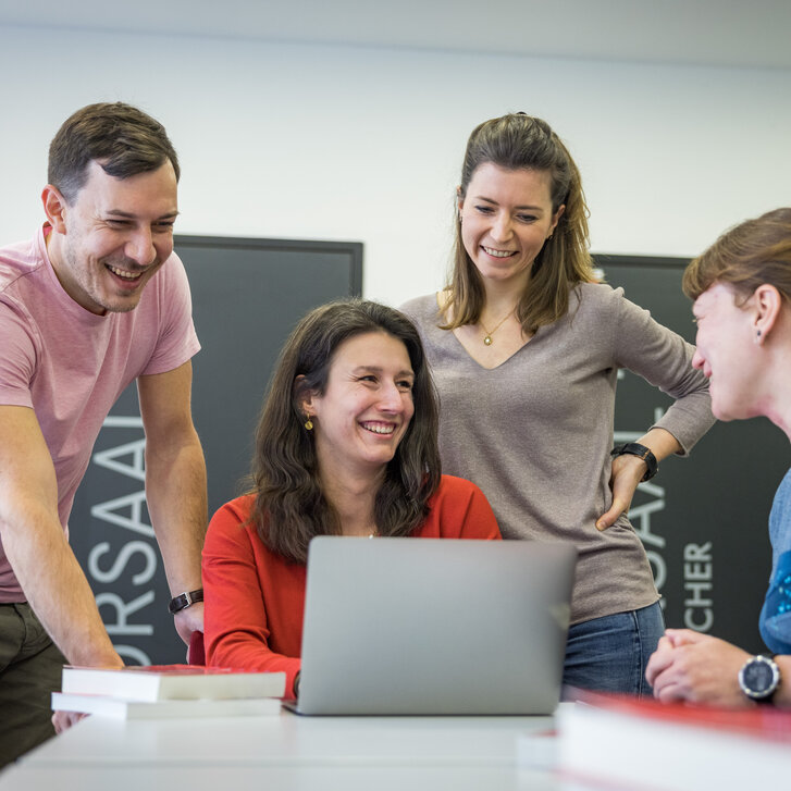 Gruppe von lernenden Studierenden