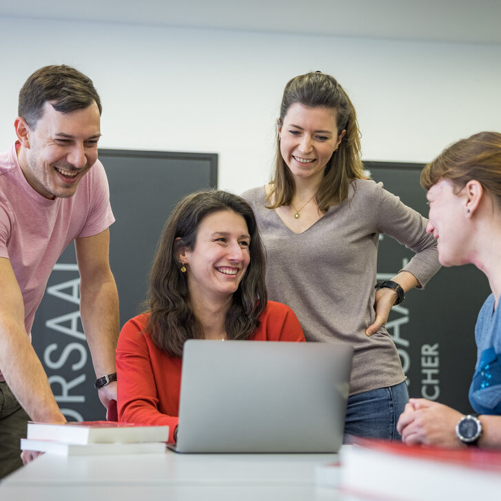 Gruppe von lernenden Studierenden