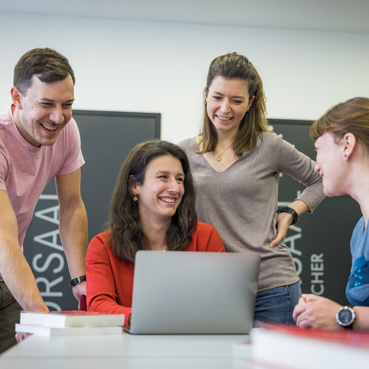 Gruppe von lernenden Studierenden
