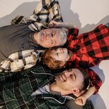 kuschelnde Familie
