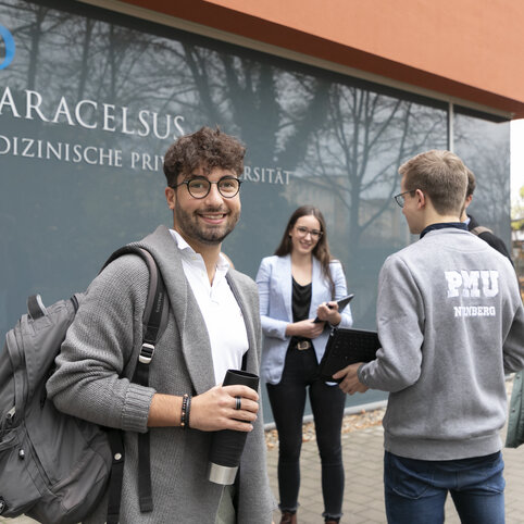Studierende am Hörsaal