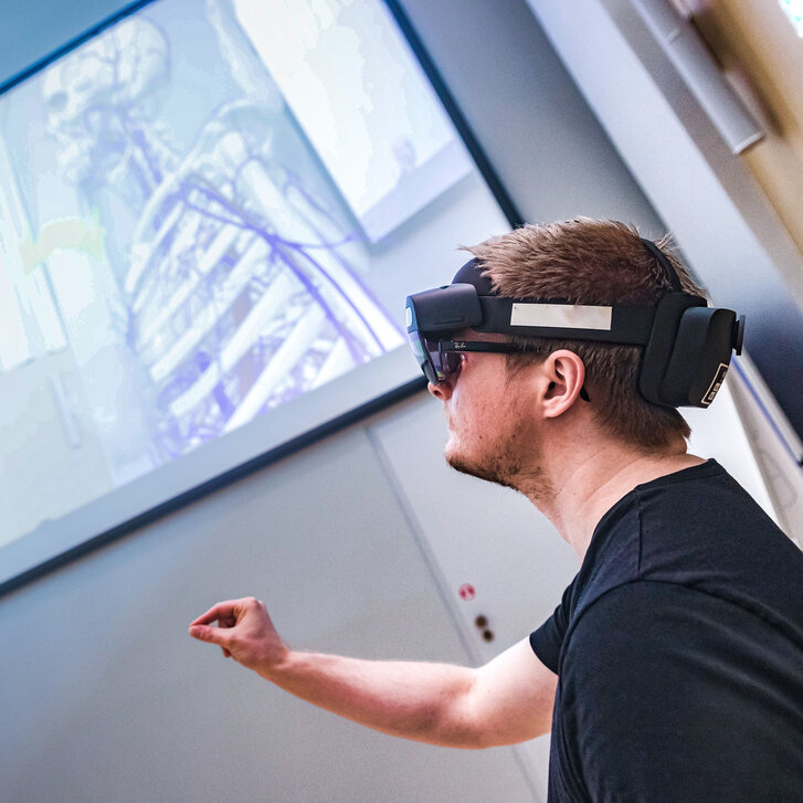 Student mit AR-Brille im Hörsaal der PMU