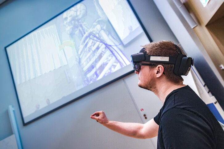 Student mit AR-Brille im Hörsaal der PMU