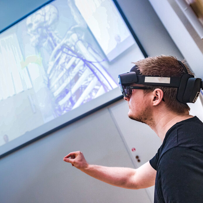 Student mit AR-Brille im Hörsaal der PMU