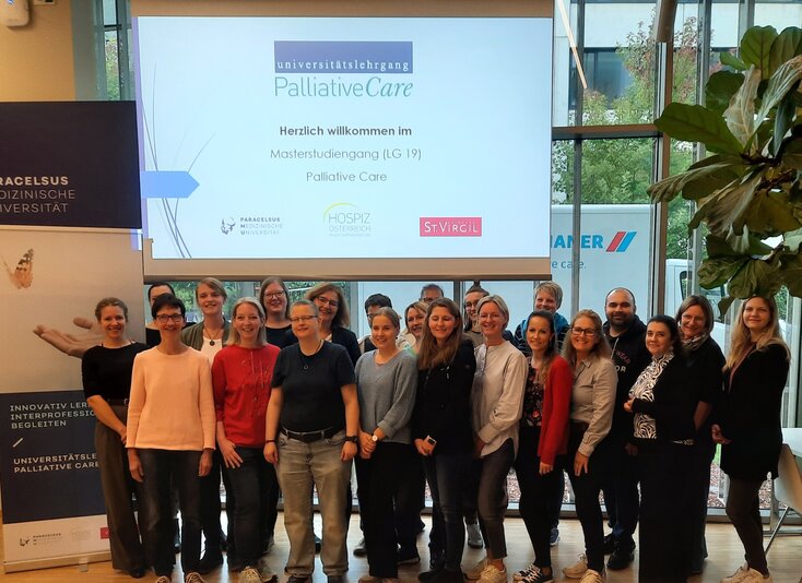 Gruppenfoto der Studierenden vom Masterlehrgang ULG Pallitaive Care