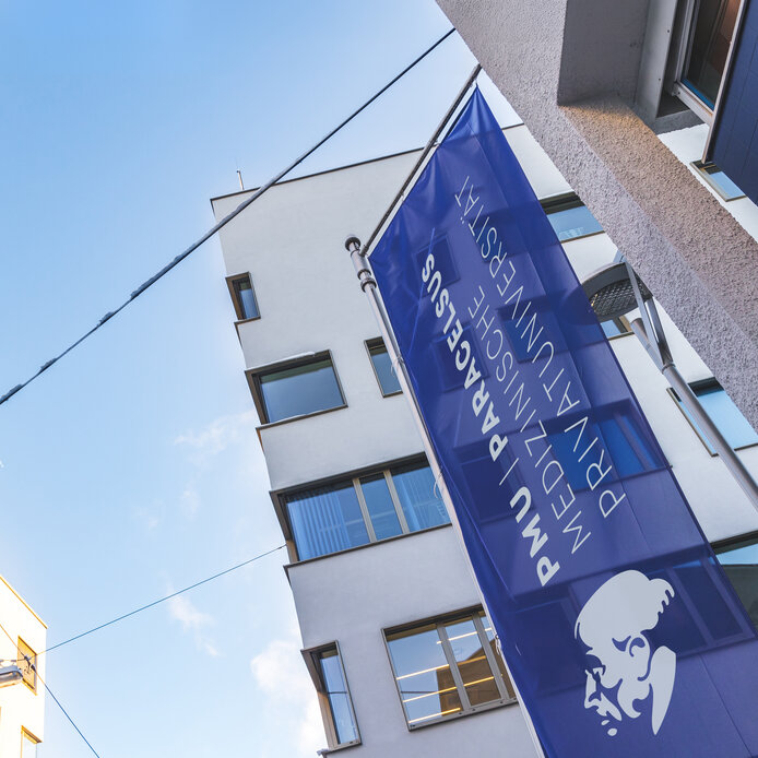 Fahne mit PMU Logo am Campus Salzburg
