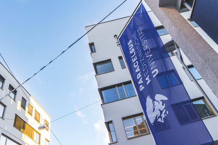 Fahne mit PMU Logo am Campus Salzburg