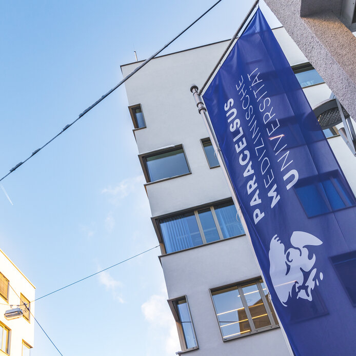 Fahne mit PMU Logo am Campus Salzburg