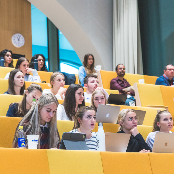 Studierende im Hörsaal Haus D