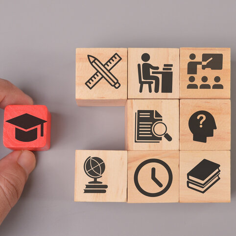 Würfel mit lehrbezogenen Icons