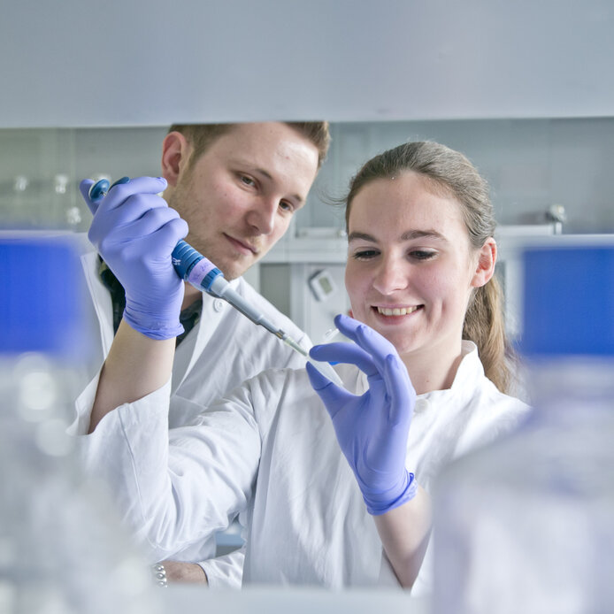 Pharmazie Studierende am Pipettieren im Labor