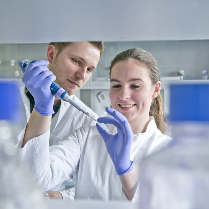Pharmazie Studierende am Pipettieren im Labor