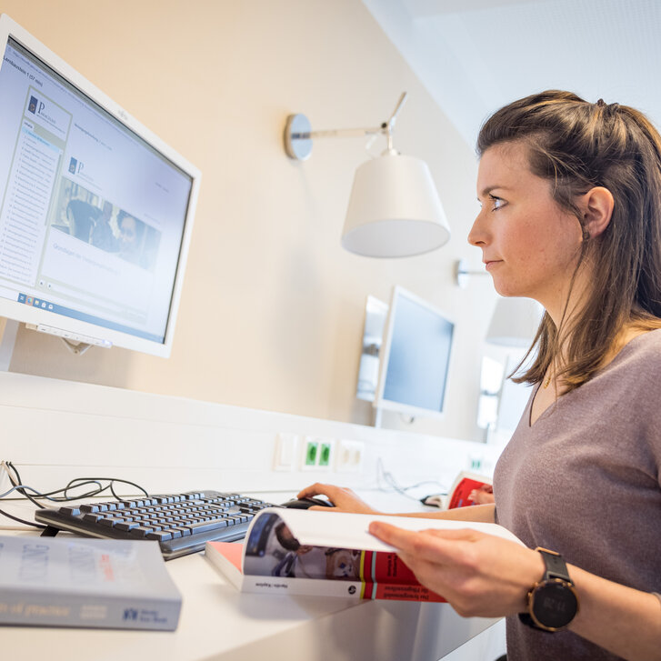 Studentin am Lernen in der Bibliothek der PMU