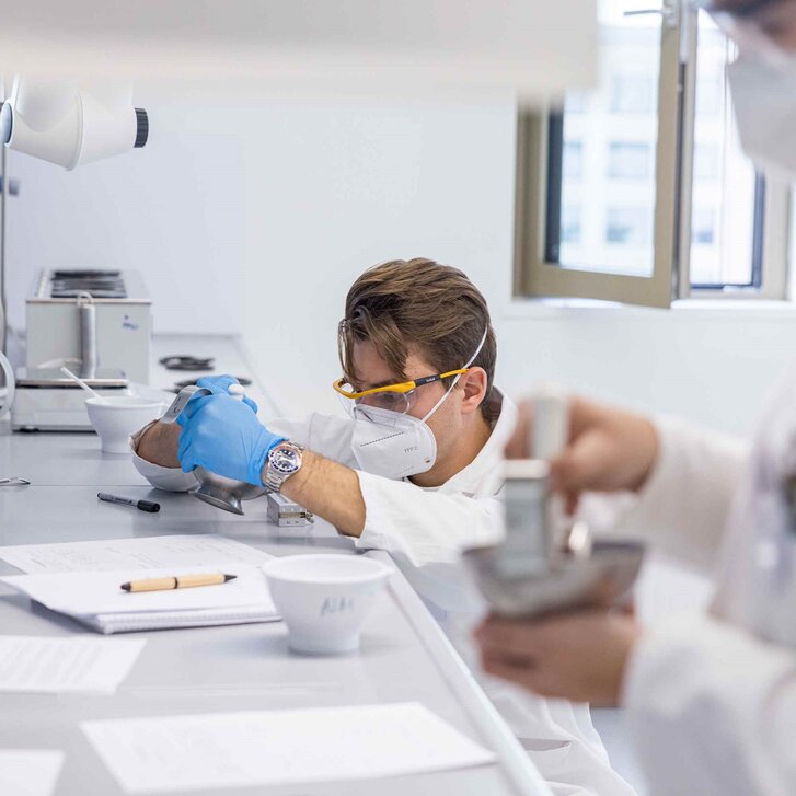 Studierende erlernen die Herstellung von Suppositorien