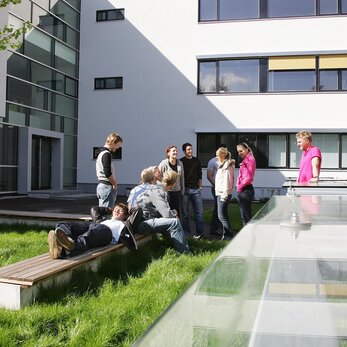 Studierende im Innenhof, PMU-Campus