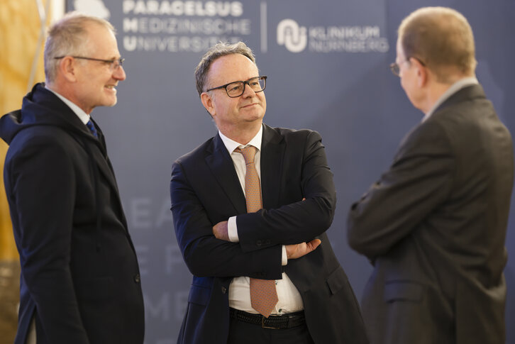 Ein Alumni erzählt von seiner ungewöhnlichen Karriere, dazu regnet es akademische Auszeichnungen: Mit ihrer Akademischen Feier für Humanmedizin hat die Paracelsus Medizinische Privatuniversität (PMU) in Nürnberg ihr Jubiläumsjahr 2024 abgerundet.
