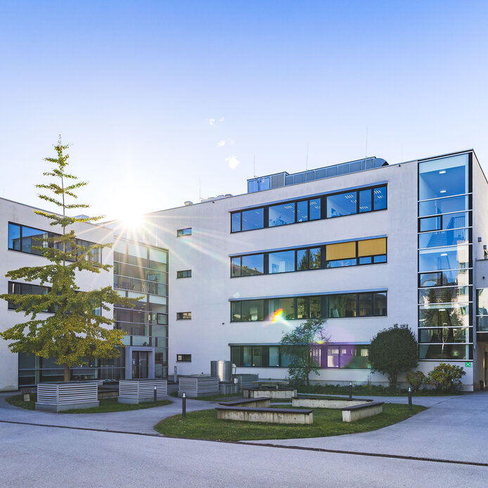 Haus A der PMU im Frühling
