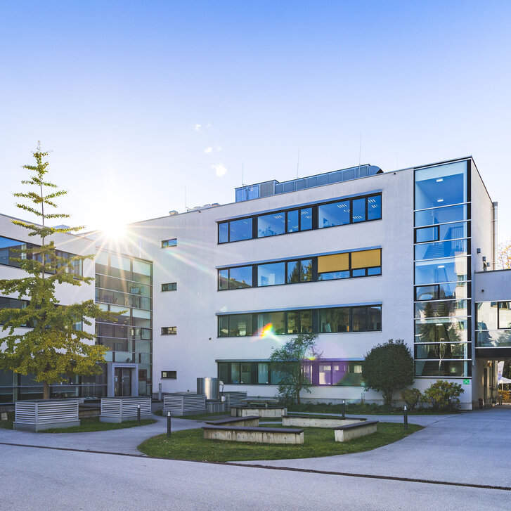 Haus A der PMU im Frühling