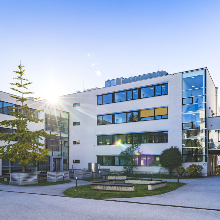 Haus A der PMU im Frühling
