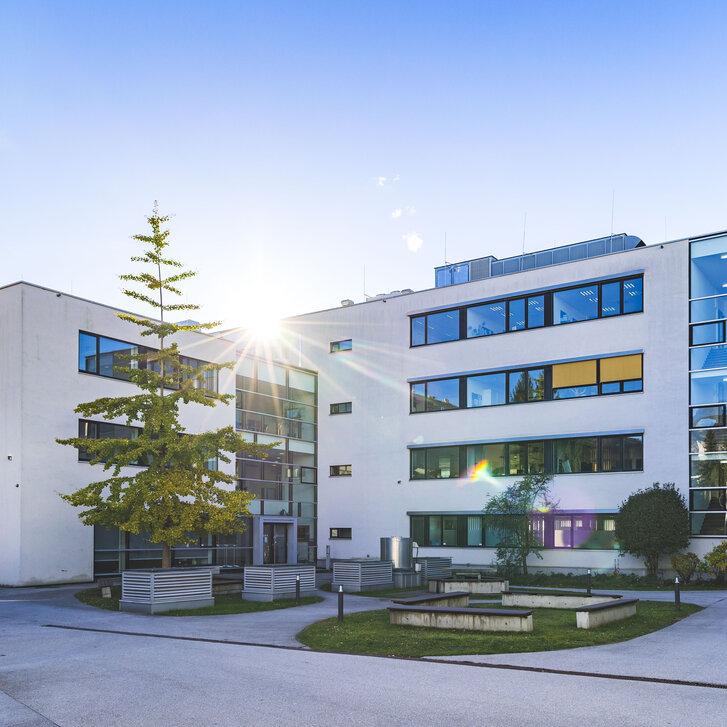 Haus A der PMU im Frühling