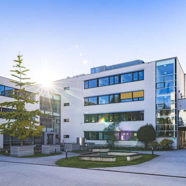 Haus A der PMU im Frühling