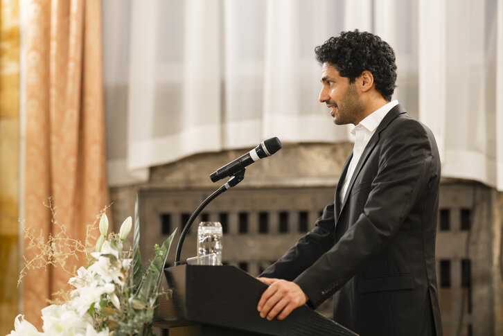 Ein Alumni erzählt von seiner ungewöhnlichen Karriere, dazu regnet es akademische Auszeichnungen: Mit ihrer Akademischen Feier für Humanmedizin hat die Paracelsus Medizinische Privatuniversität (PMU) in Nürnberg ihr Jubiläumsjahr 2024 abgerundet.